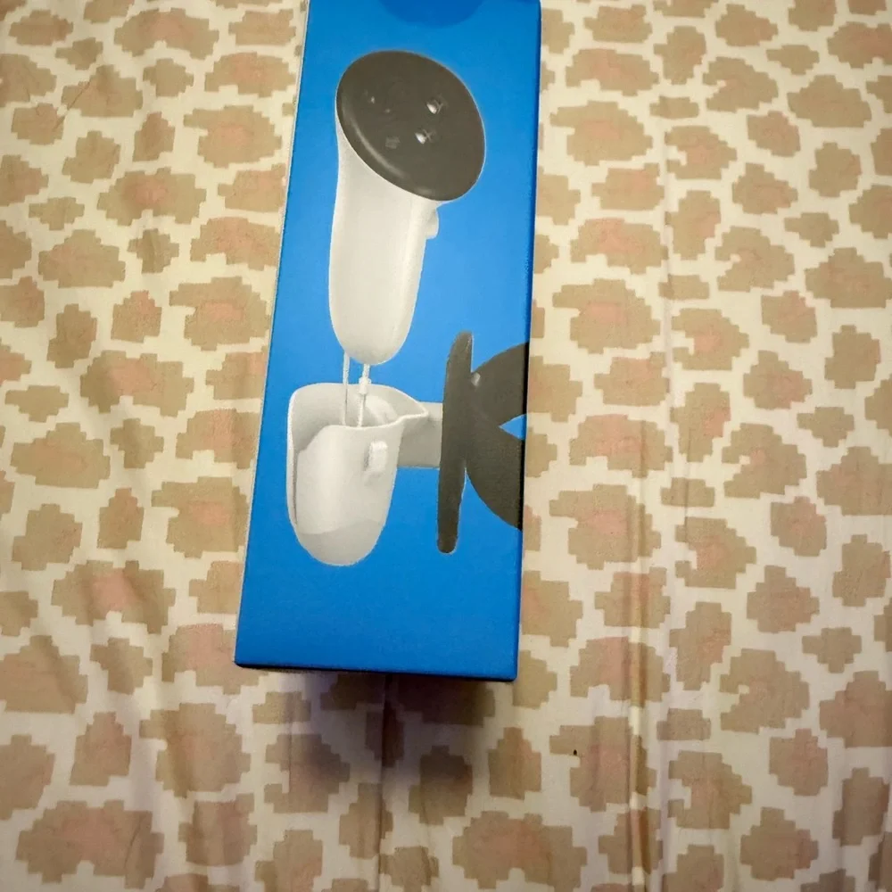 White VR Headset Clip for Meta